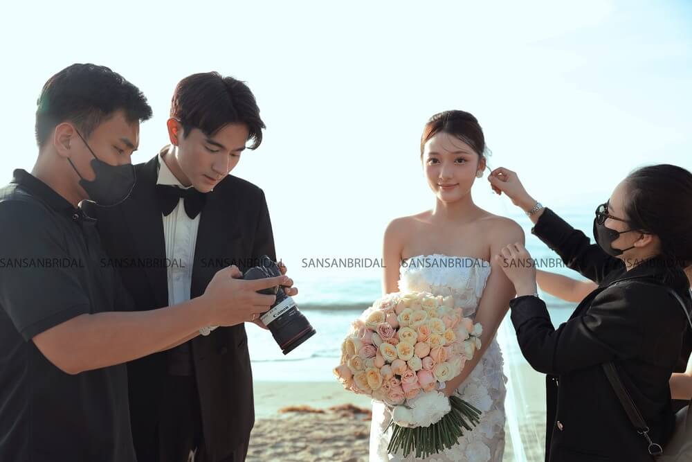 Cặp đôi nên đến trực tiếp Studio để trao đổi về mong muốn, phong cách chụp hình cưới phù hợp với mình